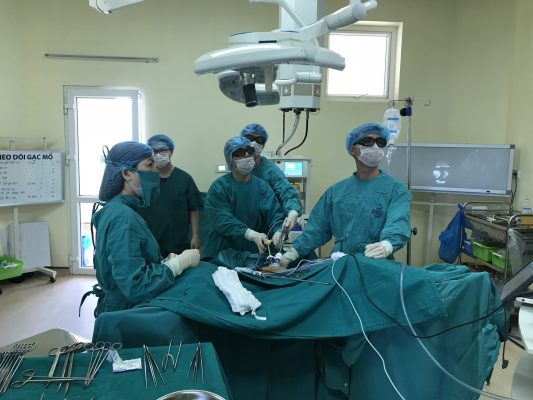 Ekip phẫu thuật nội soi sử dụng công nghệ 3D