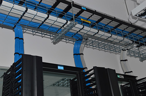 Hệ thống dây cáp của phòng server được treo trần