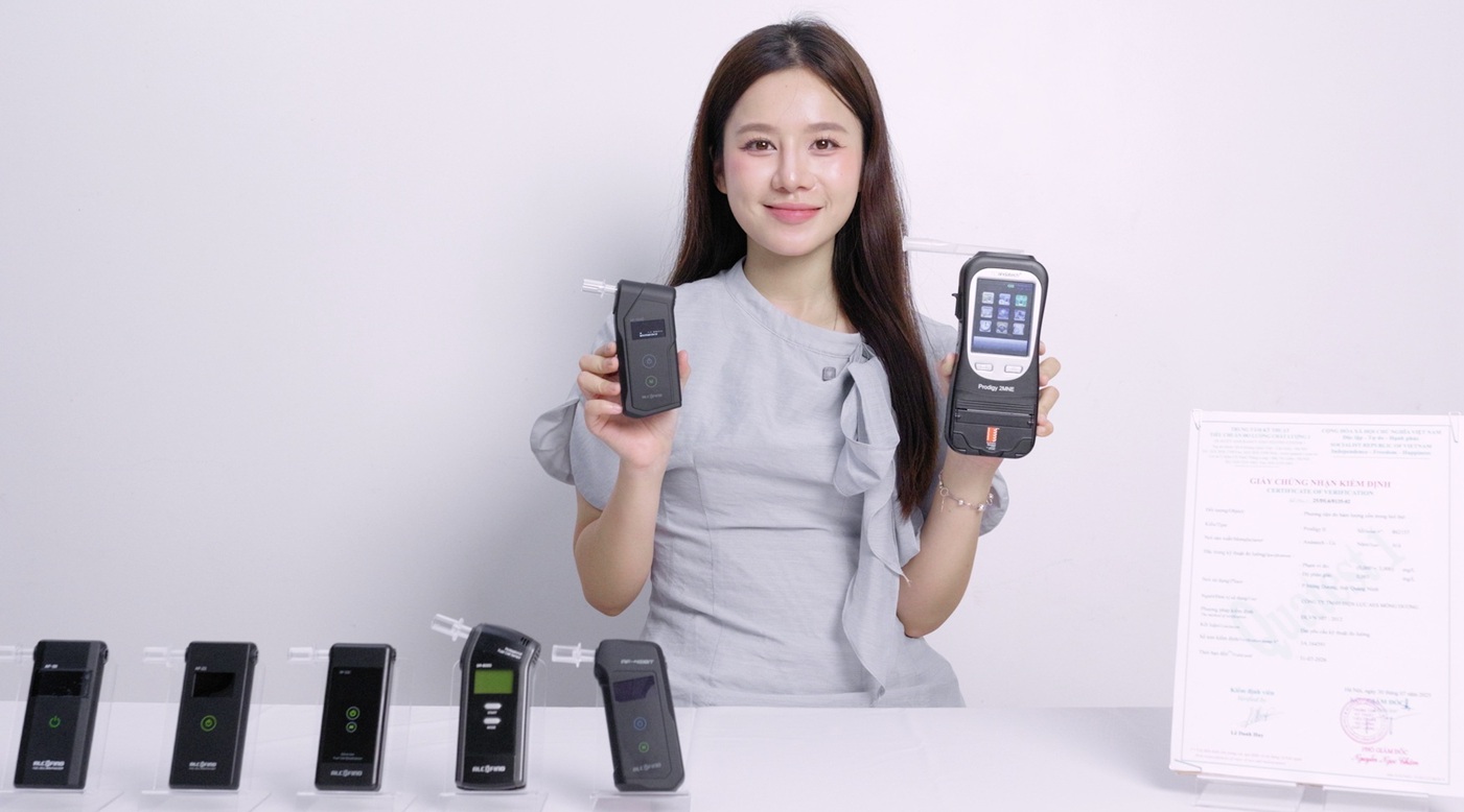 So sánh máy đo nồng độ cồn Alcofind và máy của CSGT